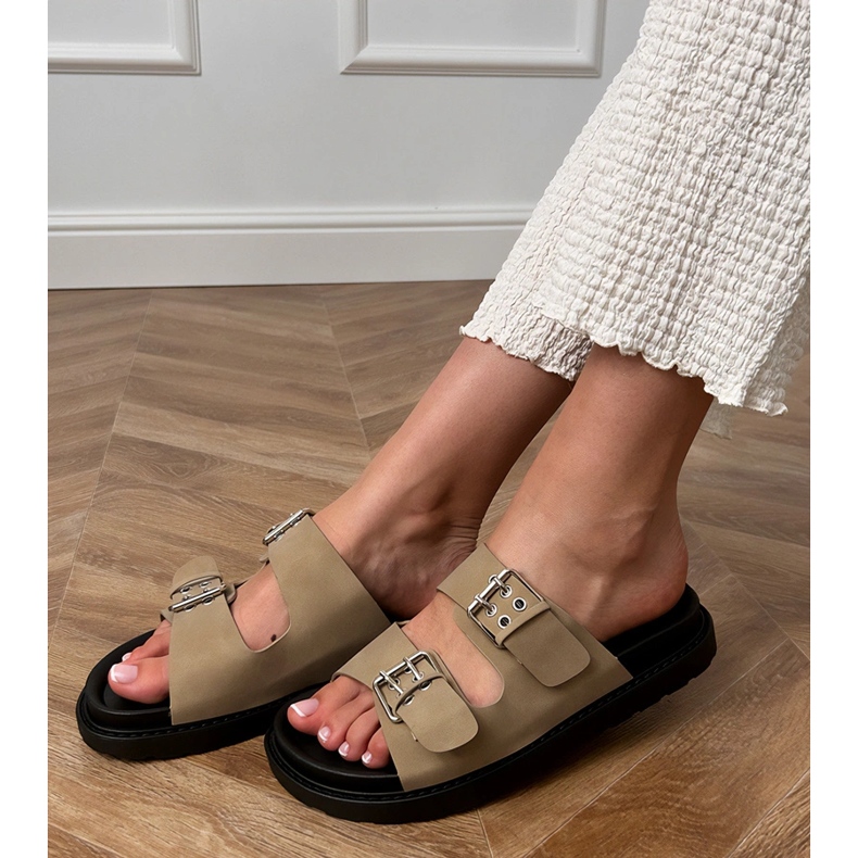 Flip verdi con morsetti su strisce beige 2