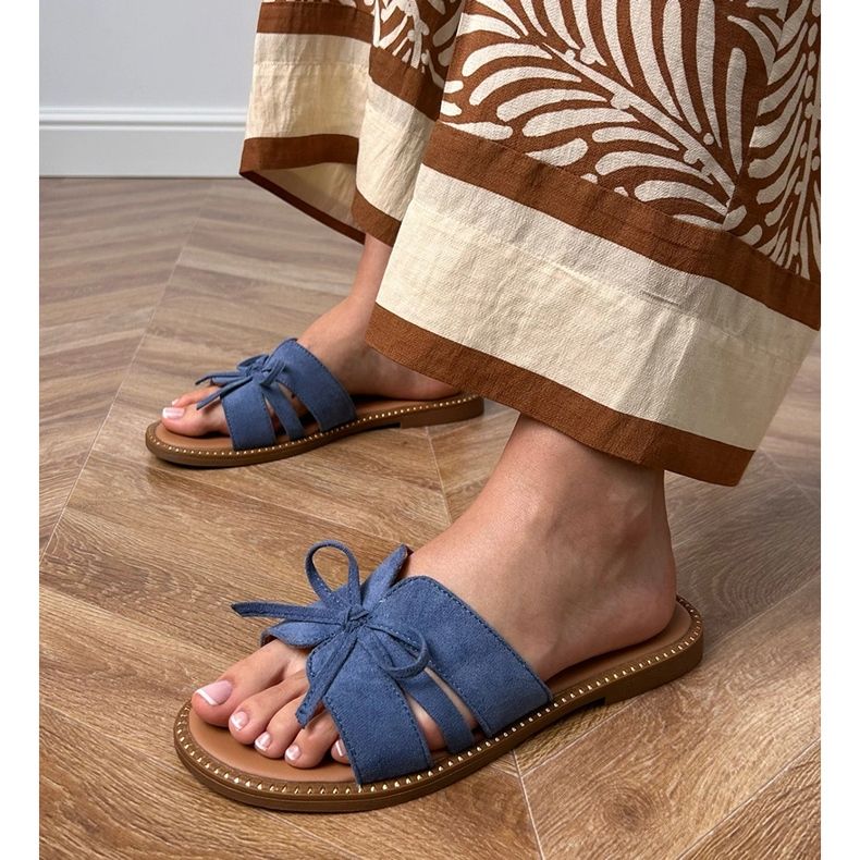 Infradito blu con un arco e decorazione sui bordi 1