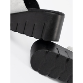 Goodin Flip Silver Flip su una piattaforma nera argento 1