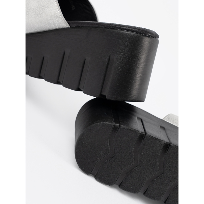 Goodin Flip Silver Flip su una piattaforma nera d'argento 1