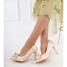 Pompe di raso beige con un fiore 1