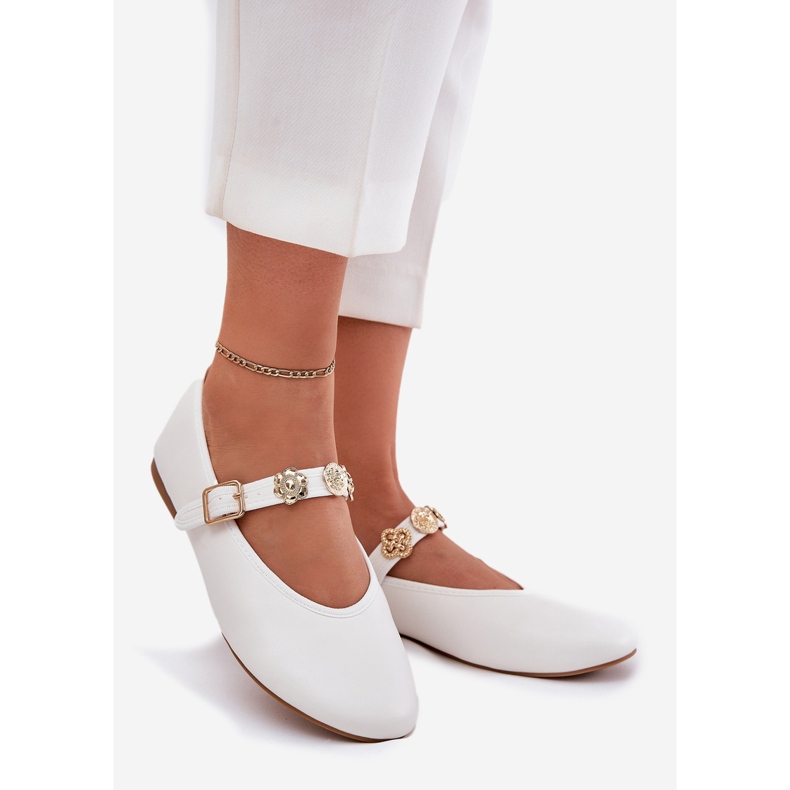 Ballerine femminili con cintura e spille dorate bianche bianco 1