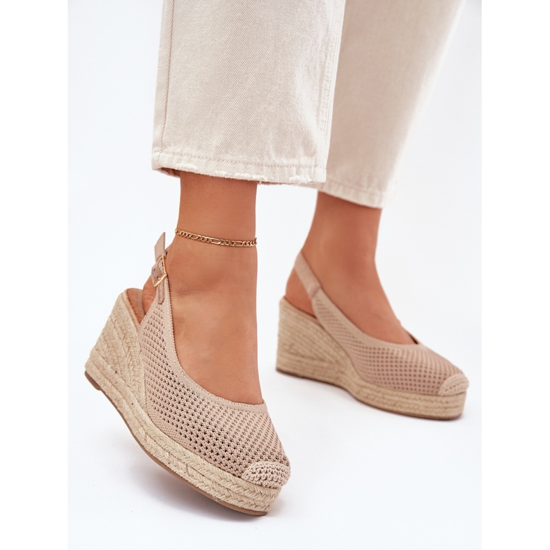 Sandali femminili per cuneo con una treccia scura beige 2