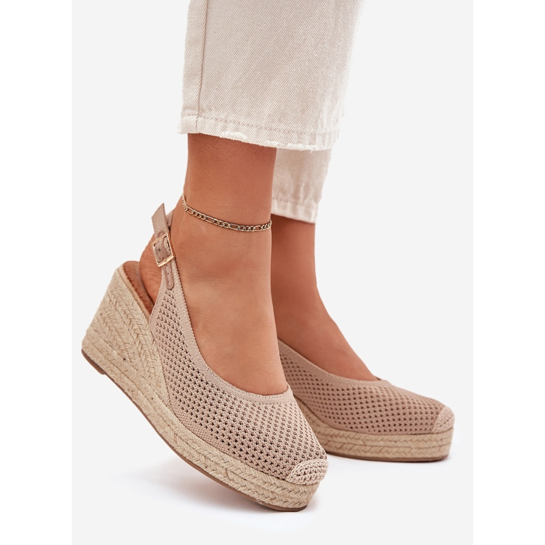 Sandali femminili per cuneo con una treccia scura beige 1