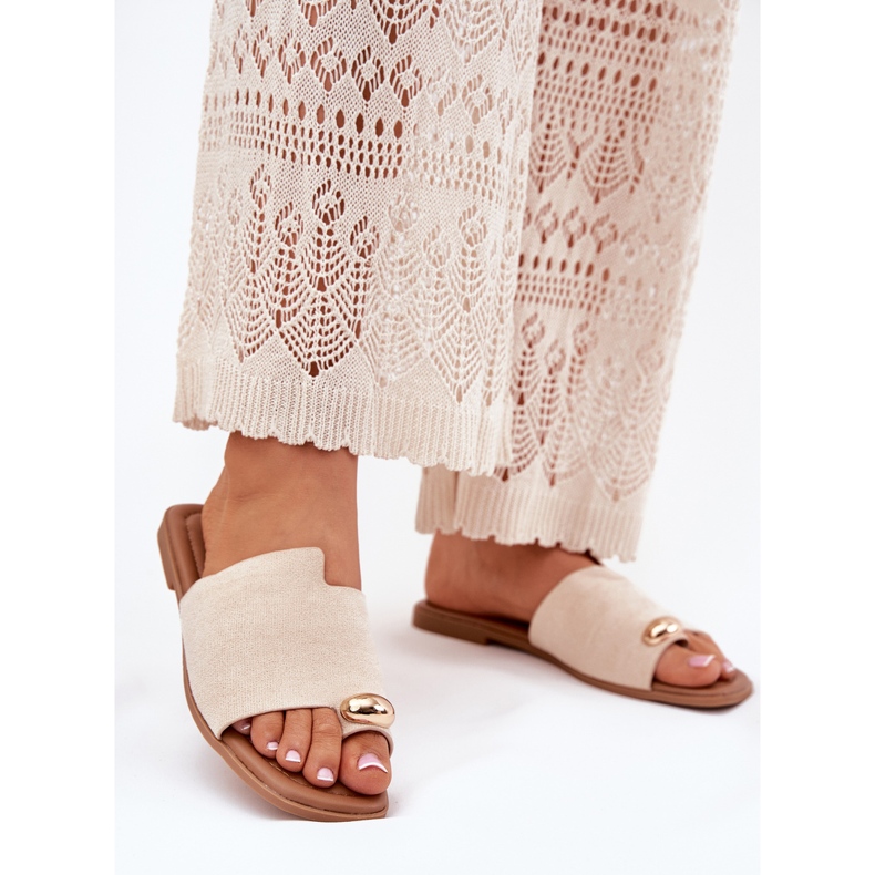 Infradito da donne piatti con dettaglio dorato beige 2
