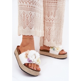 Infradito da donna con la piattaforma di fiori con treccia bianca 2