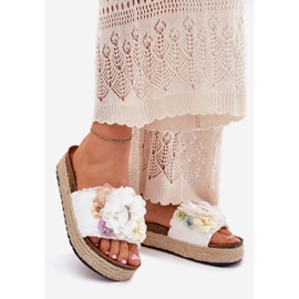 Infradito da donna con la piattaforma di fiori con treccia bianca 1