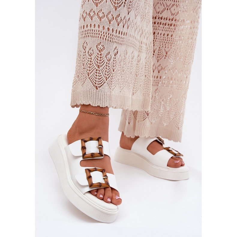 Slifor da donna in pelle Eco sulla piattaforma con fibbie bianche bianco 2