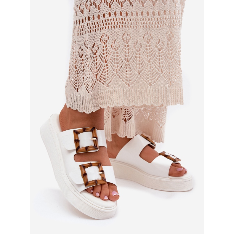 Slifor da donna in pelle Eco sulla piattaforma con fibbie bianche bianco 1