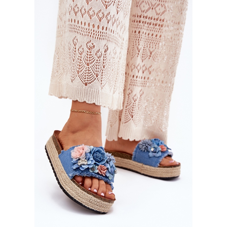 Infradito da donna sulla piattaforma con treccia e fiori blu 2