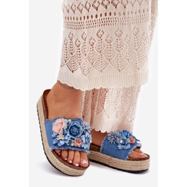Infradito da donna sulla piattaforma con treccia e fiori blu 1