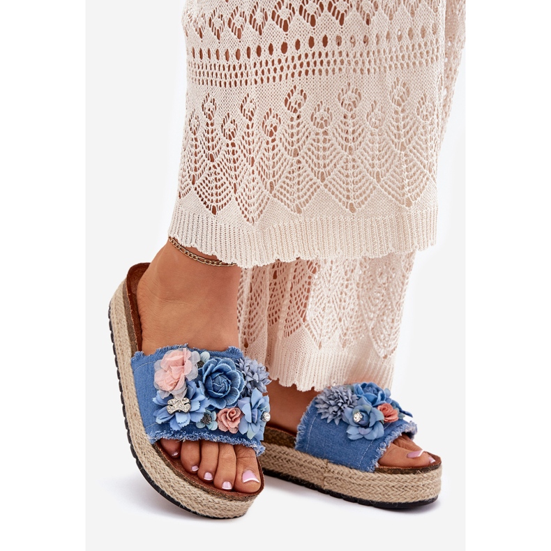 Infradito da donna sulla piattaforma con treccia e fiori blu 1