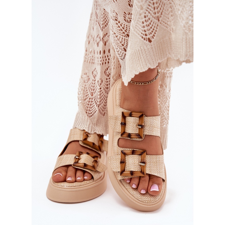 Infradito da donna sulla piattaforma con fibbie beige 2