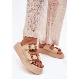 Infradito da donna sulla piattaforma con fibbie beige 1