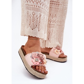 Le pantofole da donna sulla piattaforma con fiori rosa 2