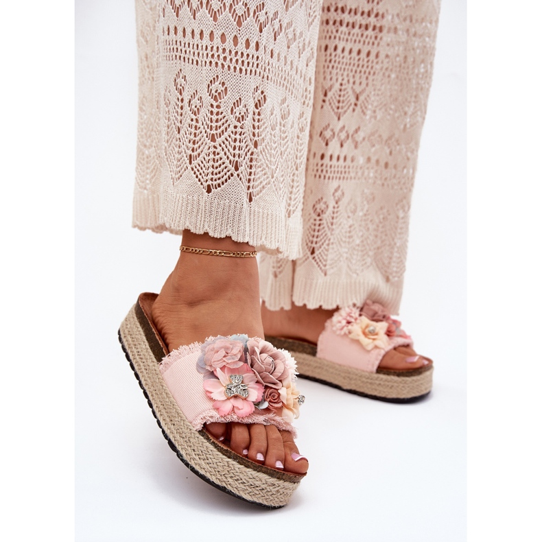 Le pantofole da donna sulla piattaforma con fiori rosa 2