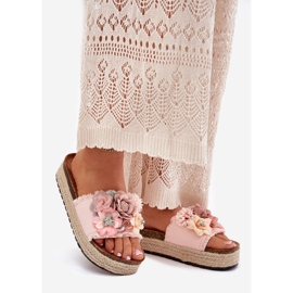 Le pantofole da donna sulla piattaforma con fiori rosa 1