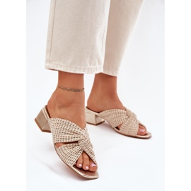 Le pantofole femminili sul blocco Maciejka 06955-25 beige-gold 2
