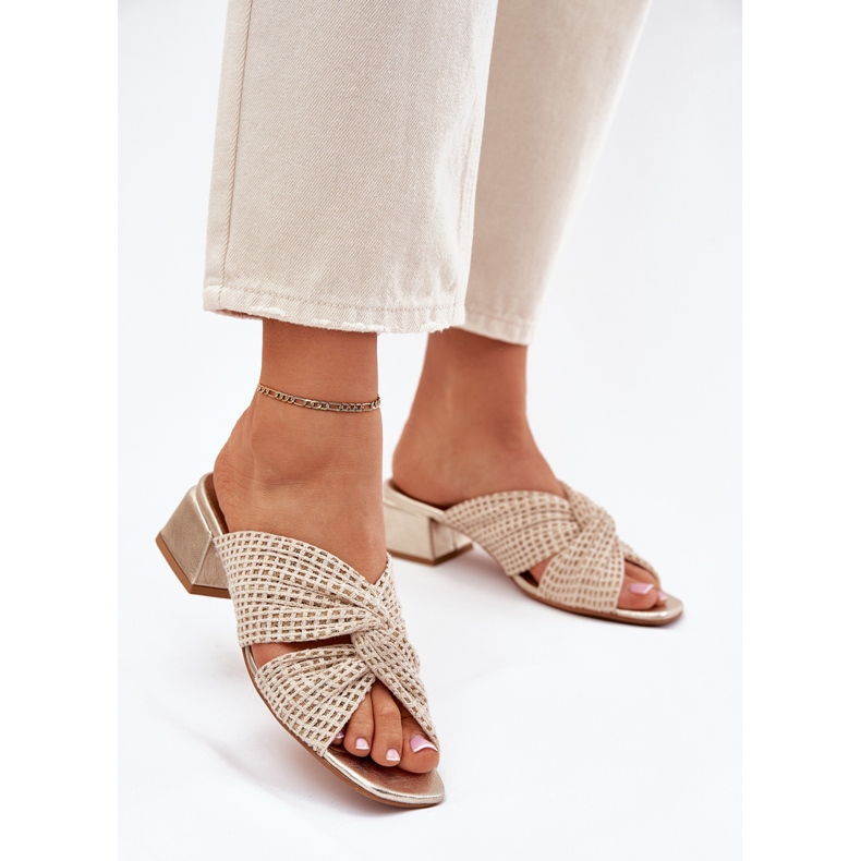 Le pantofole femminili sul blocco Maciejka 06955-25 beige-gold 2