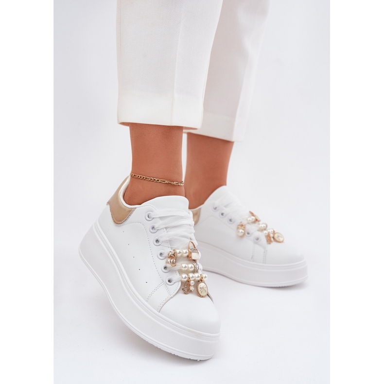Sneaker femminili sulla piattaforma con spilli, bianchi e oro bianco 2