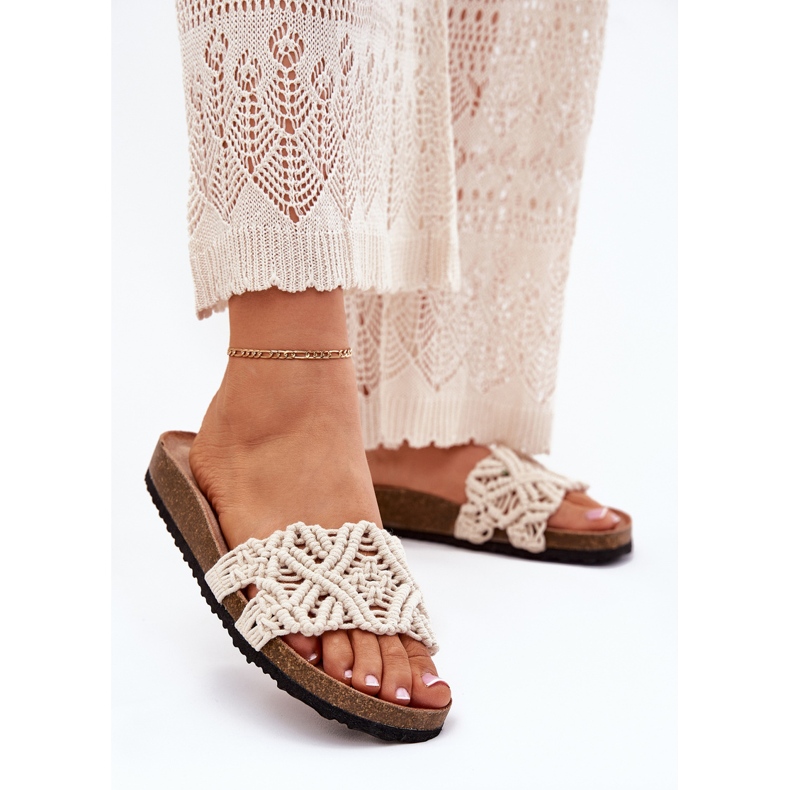 Le infradito da donna sulla piattaforma di sughero beige 2