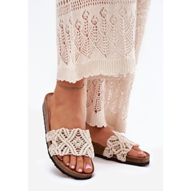 Le infradito da donna sulla piattaforma di sughero beige 1