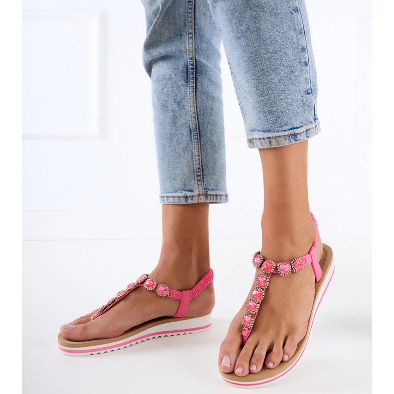 Sandali rosa di flip -flop decorati con zirconi 1