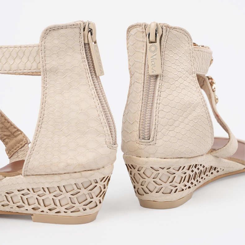 Shelvt Light -Beige Sandals su un cuneo basso con decorazioni 1