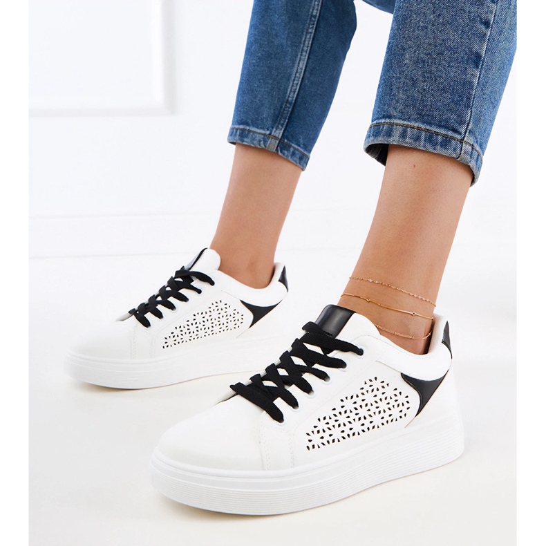 Sneaker bianche con inserti neri sulla piattaforma bianco 1