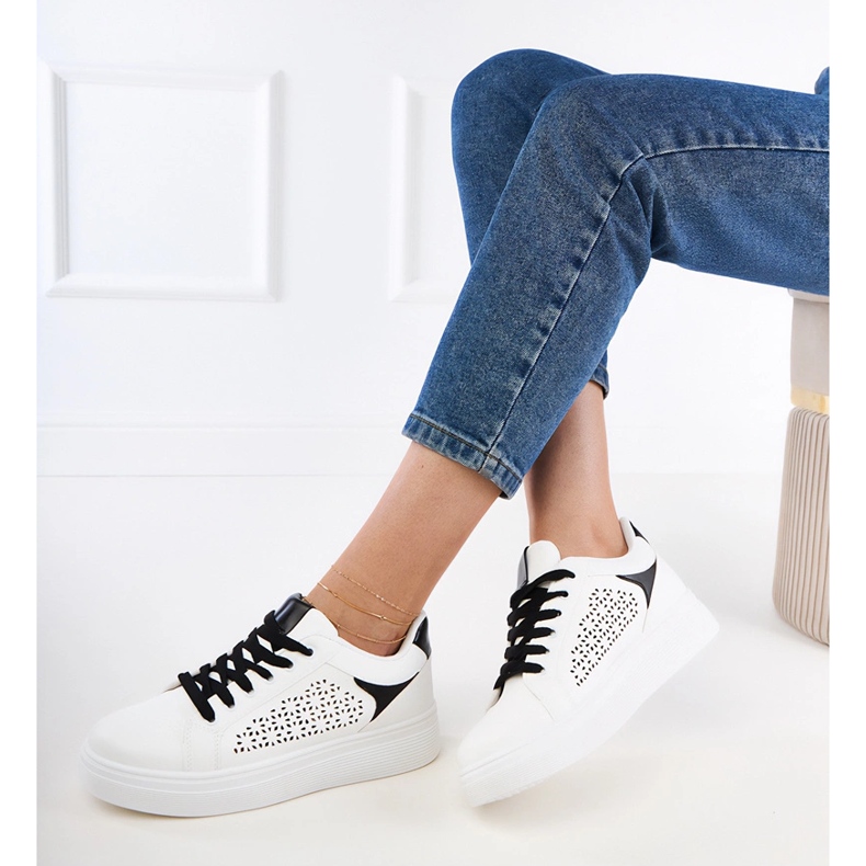 Sneaker bianche con inserti neri sulla piattaforma bianco 2
