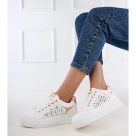 Sneaker bianche con inserti d'oro sulla piattaforma bianca 2