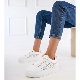 Sneaker bianche con inserti d'oro sulla piattaforma bianca 1