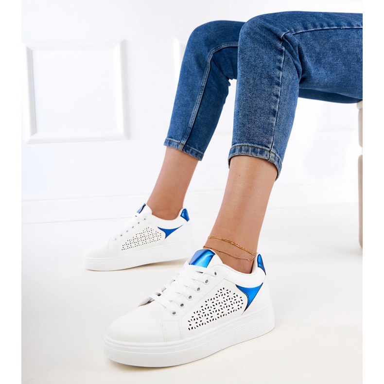 Sneaker bianche con inserti blu sulla piattaforma bianco 2