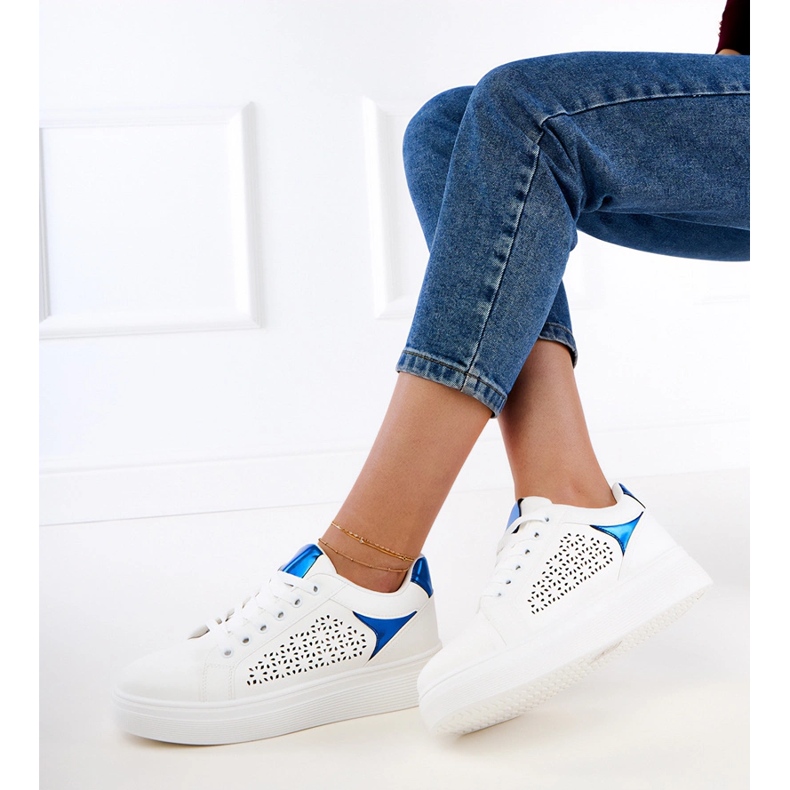 Sneaker bianche con inserti blu sulla piattaforma bianca 1