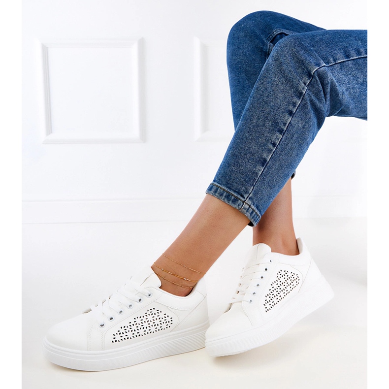 Sneakers bianche sulla piattaforma bianca 2