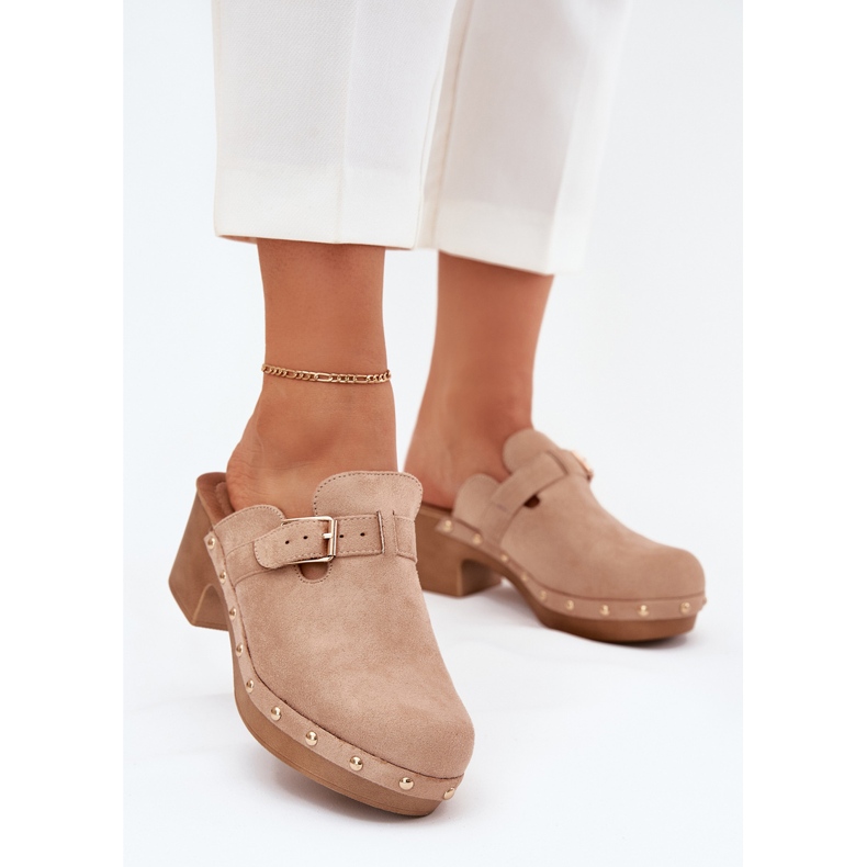Sfrutta i tacchi da donna con una fibbia beige 2