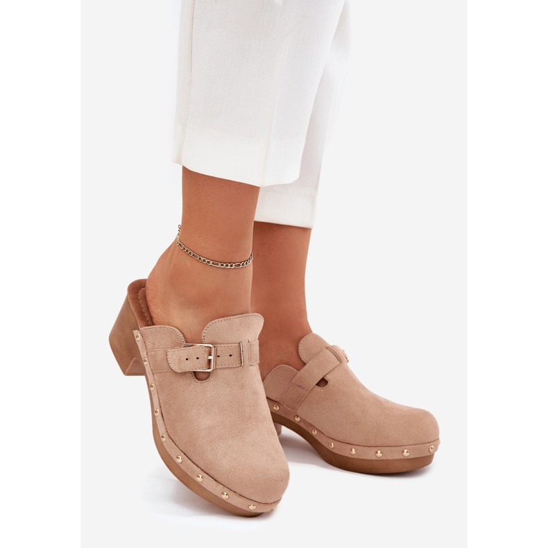 Sfrutta i tacchi da donna con una fibbia beige 1
