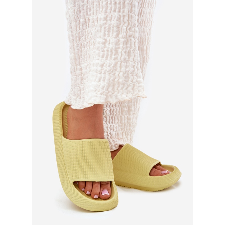 Schede di schiuma leggera femminile su una slaccia di lime spessa verde 1
