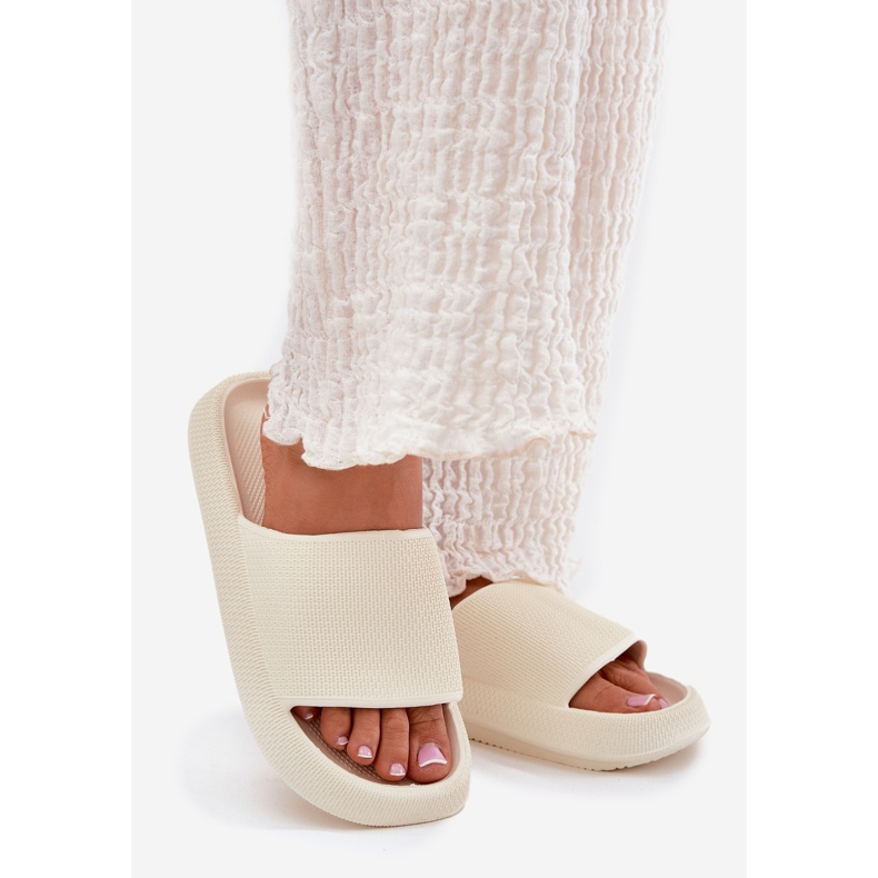 Pantofole di schiuma leggera da donna su una suola ecru spessa bianco 1