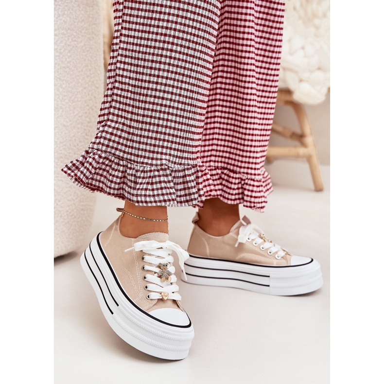 Sneaker femminili sulla piattaforma con pin dorati beige 2