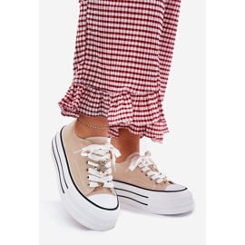 Sneaker femminili sulla piattaforma con pin dorati beige 1
