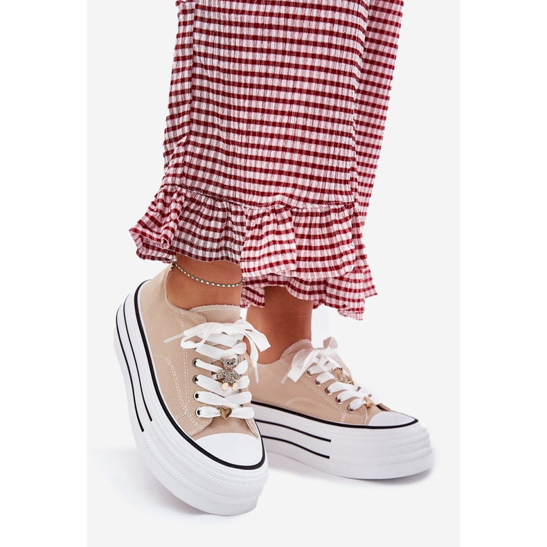 Sneaker femminili sulla piattaforma con pin dorati beige 1