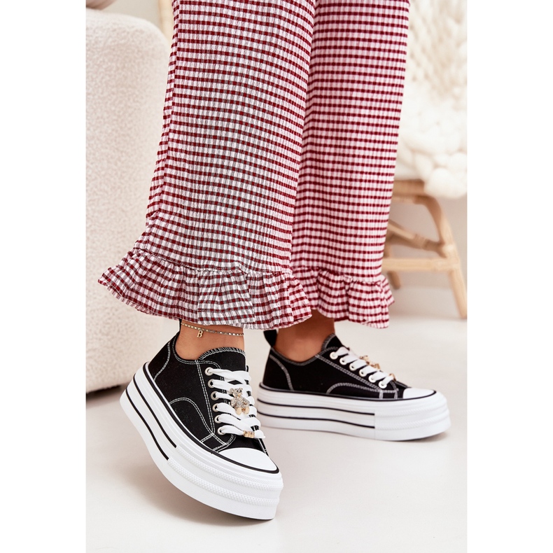 Sneaker femminili sulla piattaforma con spille dorate nere nero 2