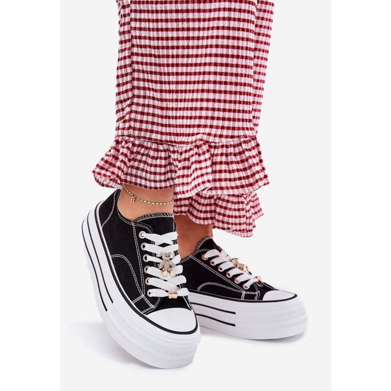 Sneaker femminili sulla piattaforma con spille dorate nere nero 1