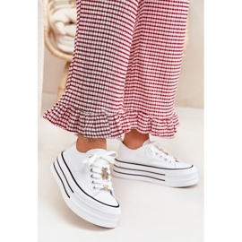 Sneaker femminili sulla piattaforma con spille dorate bianche bianco 2