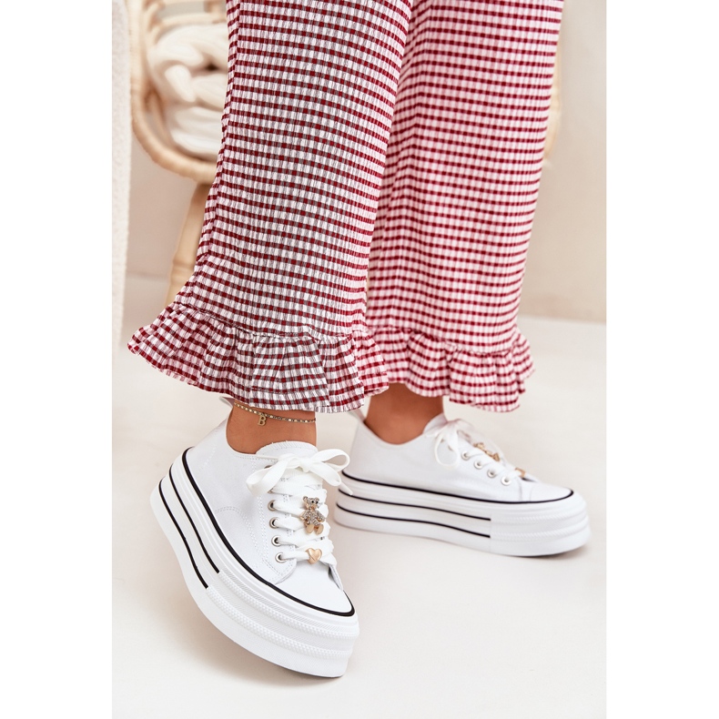 Sneaker femminili sulla piattaforma con spille dorate bianche bianco 2