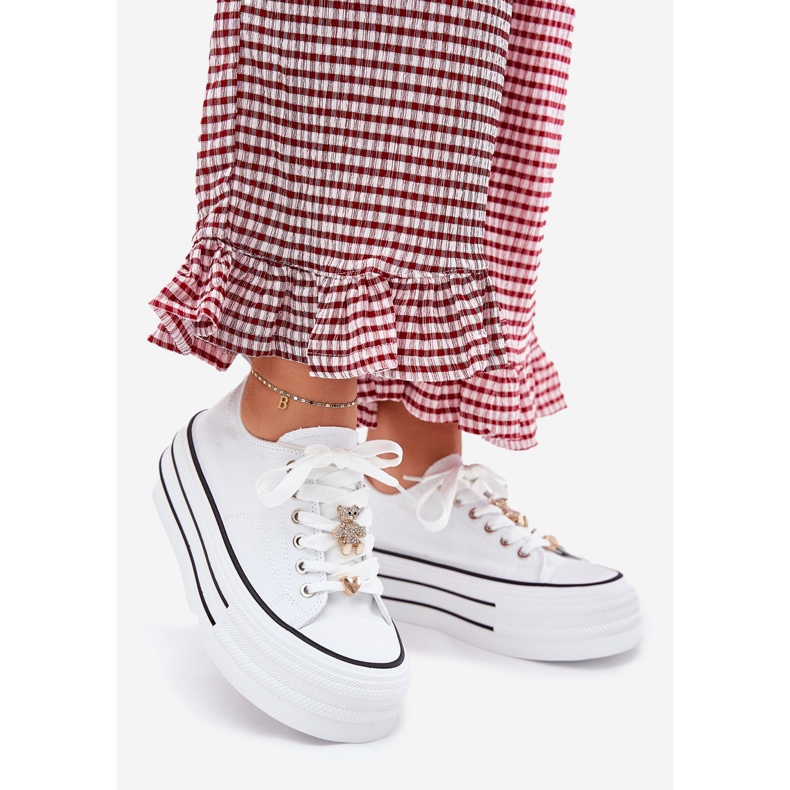 Sneaker femminili sulla piattaforma con spille dorate bianche bianco 1