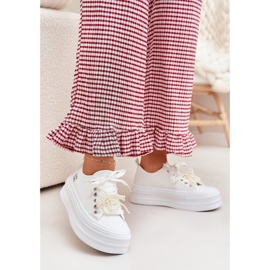 Sneaker femminili sulla piattaforma con allacciatura decorativa bianca 2