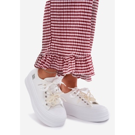 Sneaker femminili sulla piattaforma con allacciatura decorativa bianca 1