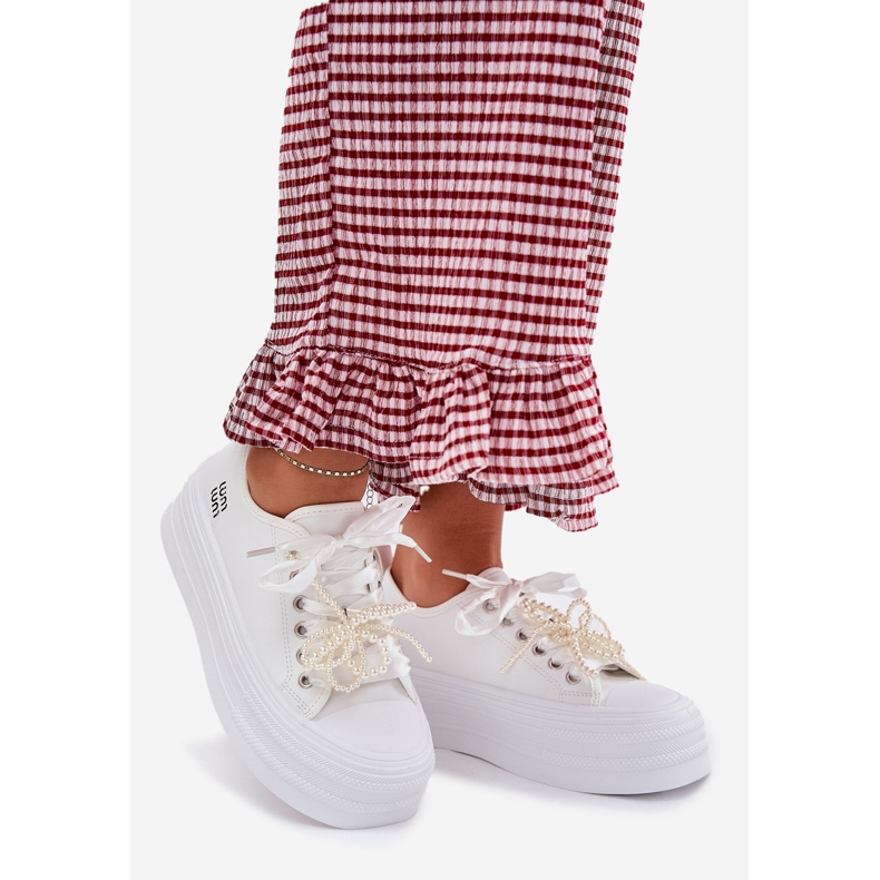 Sneaker femminili sulla piattaforma con allacciatura decorativa bianca 1